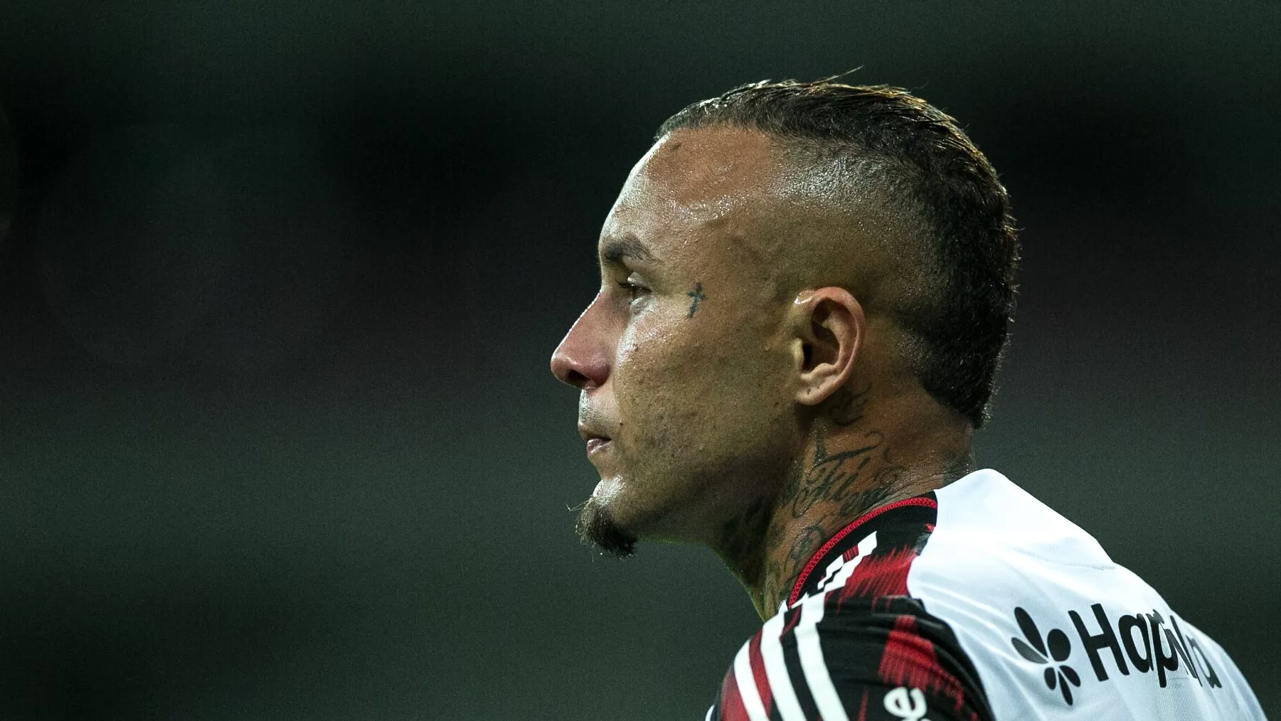 Foto: Marlon Costa/AGIF – Cebola em campo durante jogo do Mengão.