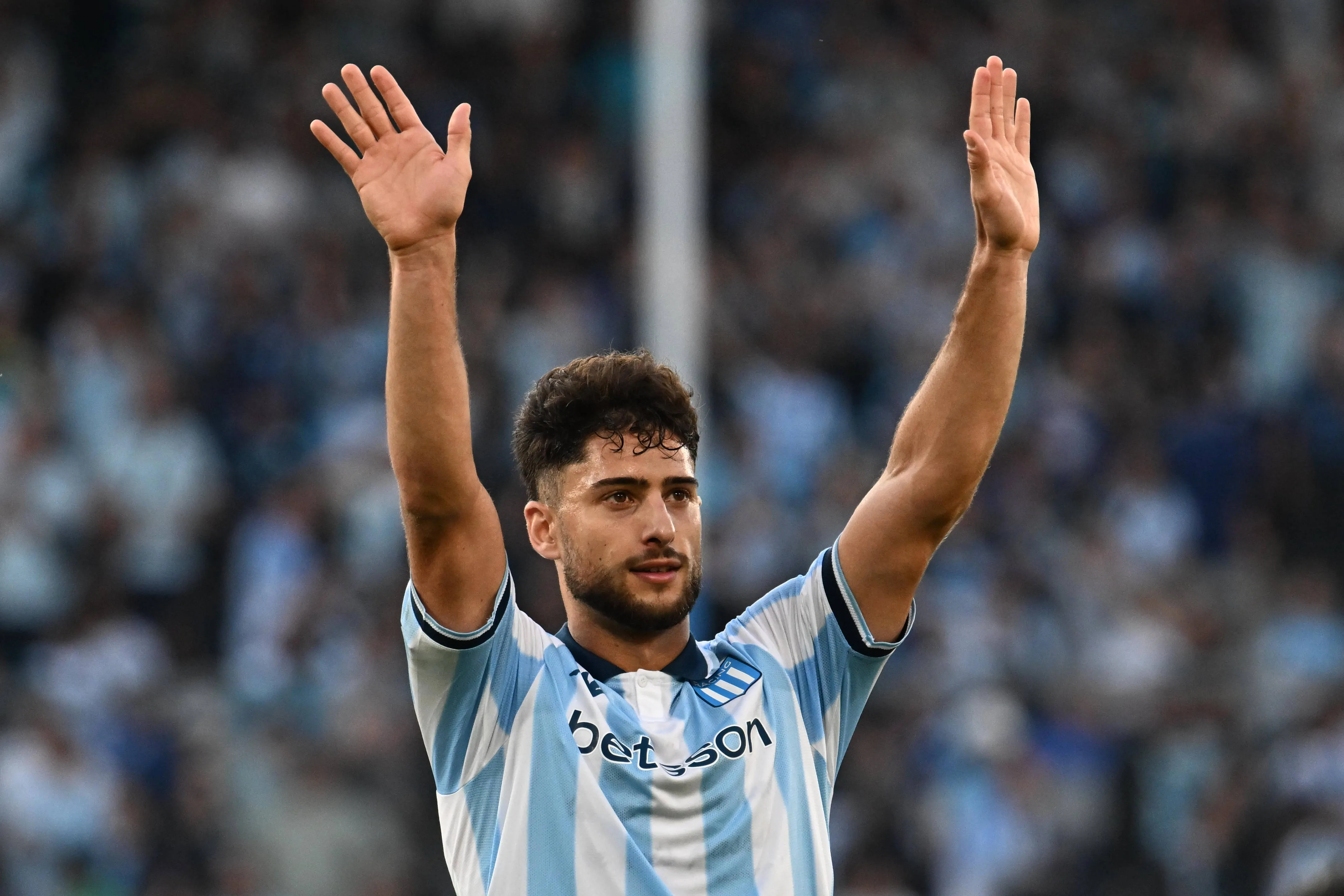 Marco Di Cesare, do Racing, será o alvo novamente tentado pelo Peixe em julho para reforçar a zaga – Foto: IMAGO / PhotoCero5