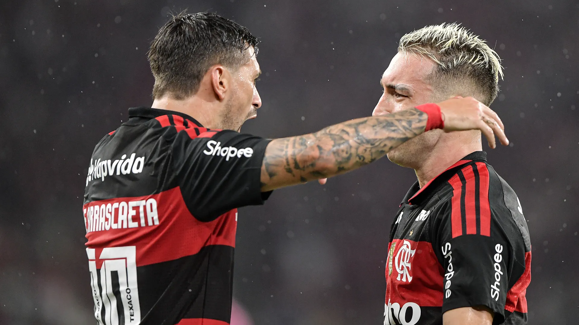 Arrascaeta e Léo Ortiz comemorando pelo Flamengo – Foto: Thiago Ribeiro/AGIF