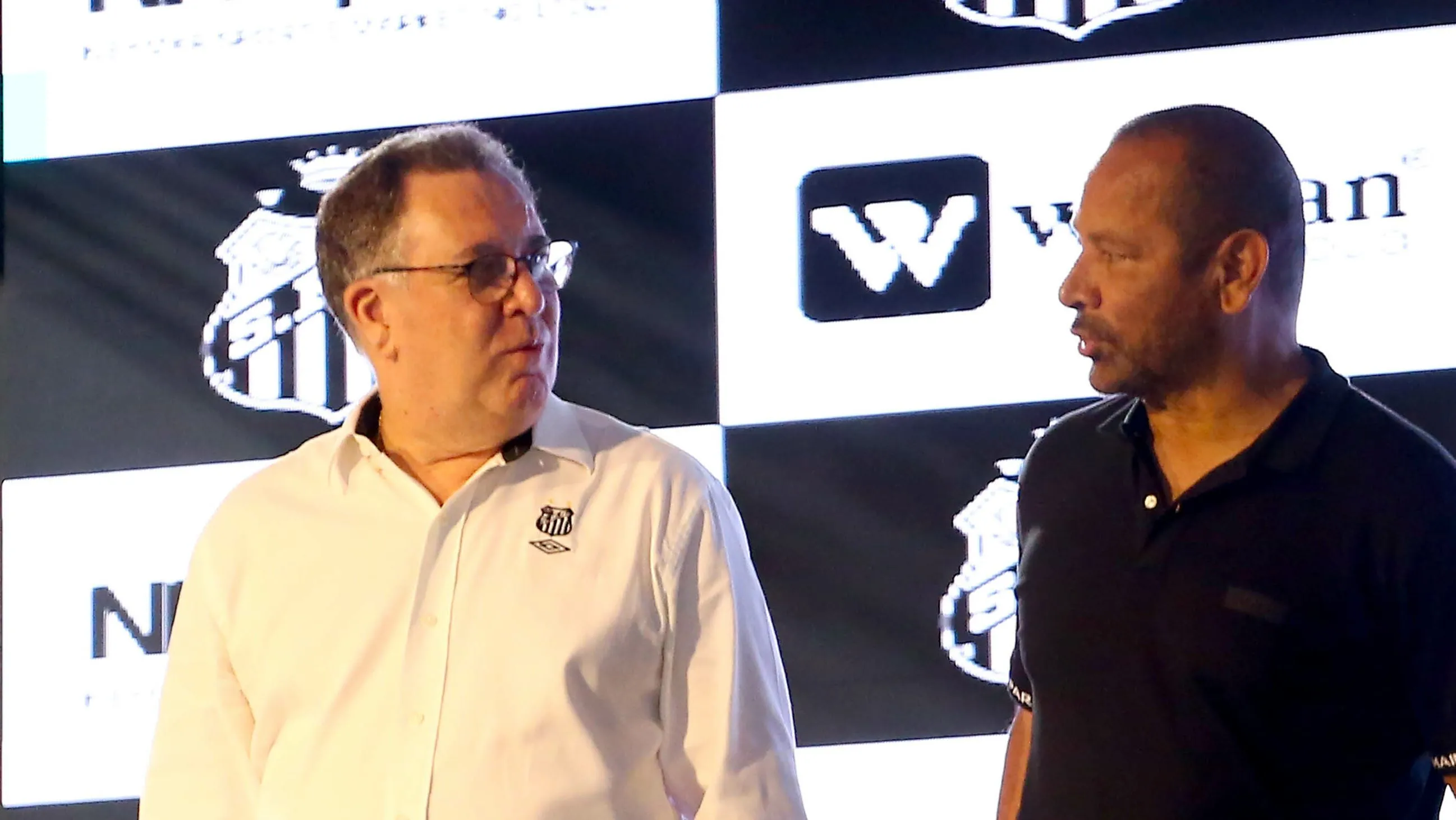 Foto: Mauricio De Souza/AGIF – Marcelo Teixeira ao lado do pai do camisa 10 do Santos.