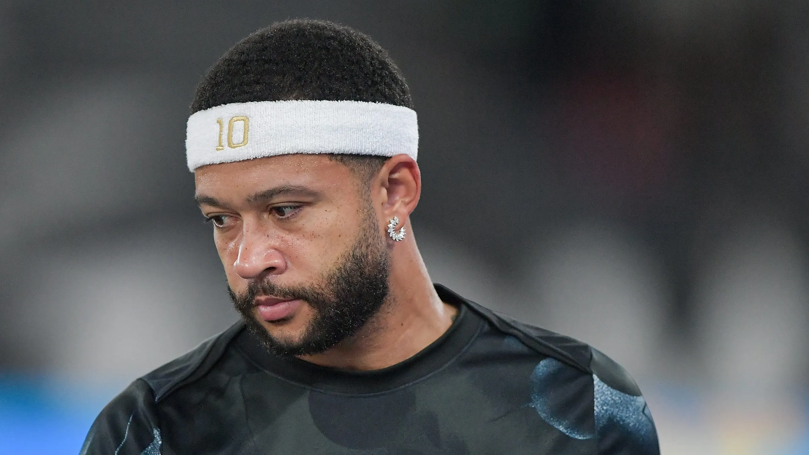 Foto: Thiago Ribeiro/AGIF – Depay durante aquecimento antes de jogo do Corinthians.