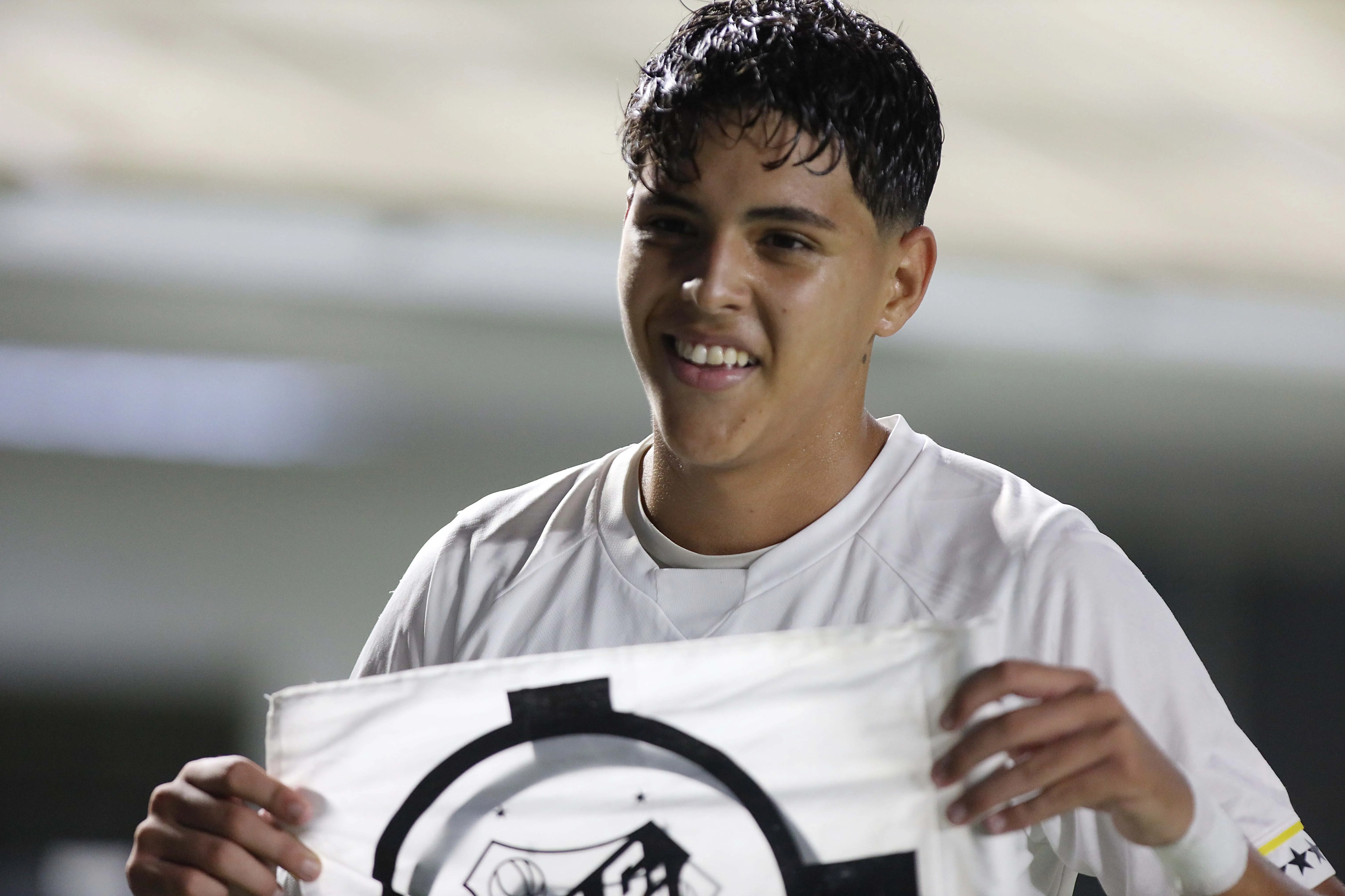 Atacante Rodrigo Cezar é uma das maiores promessas da base do Santos e ampliou seu contrato até 2028 – Foto: Pedro Ernesto Guerra Azevedo/Santos FC