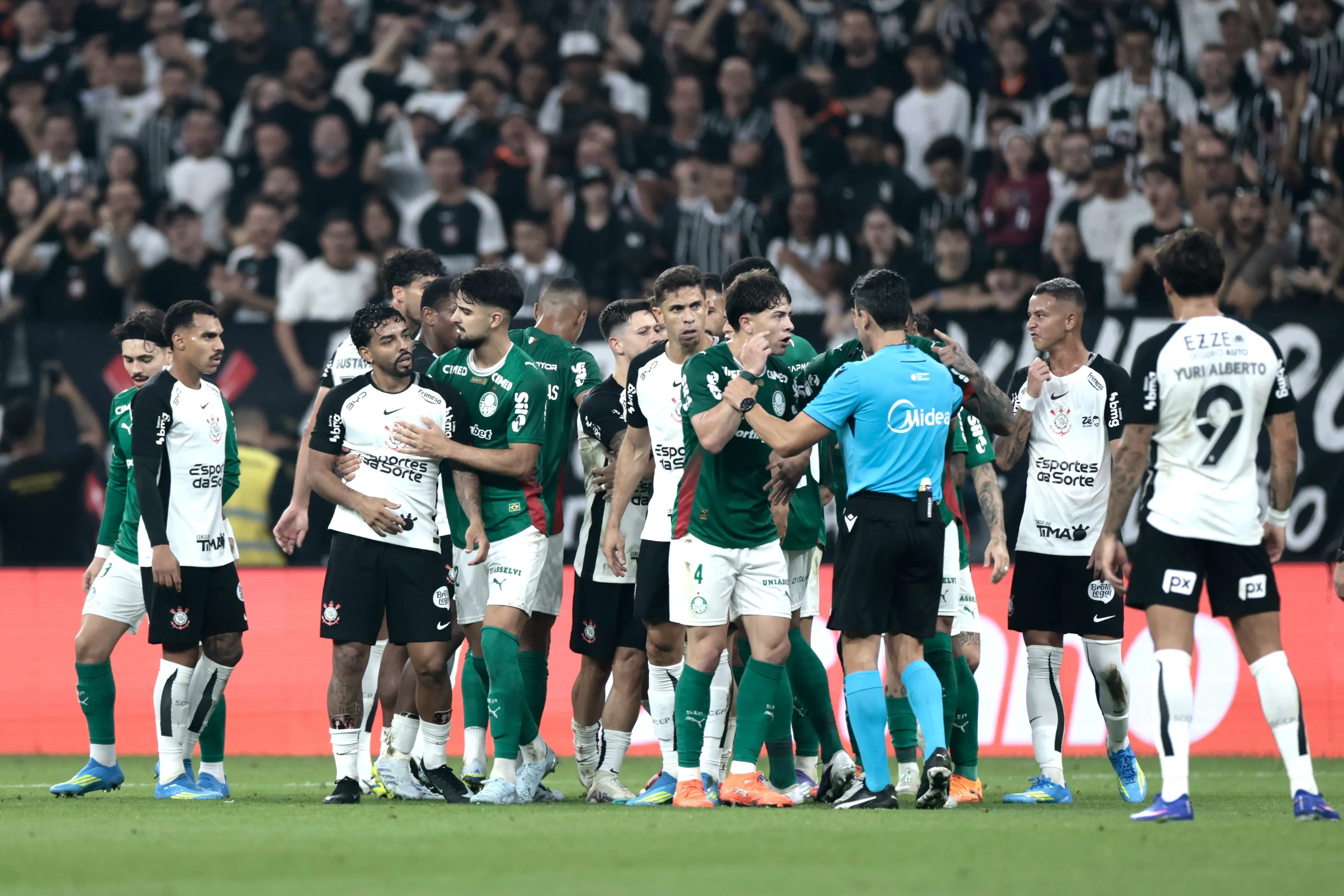 Corinthians e Palmeiras contou com diversas polêmicas. Foto: Marcello Zambrana/AGIF