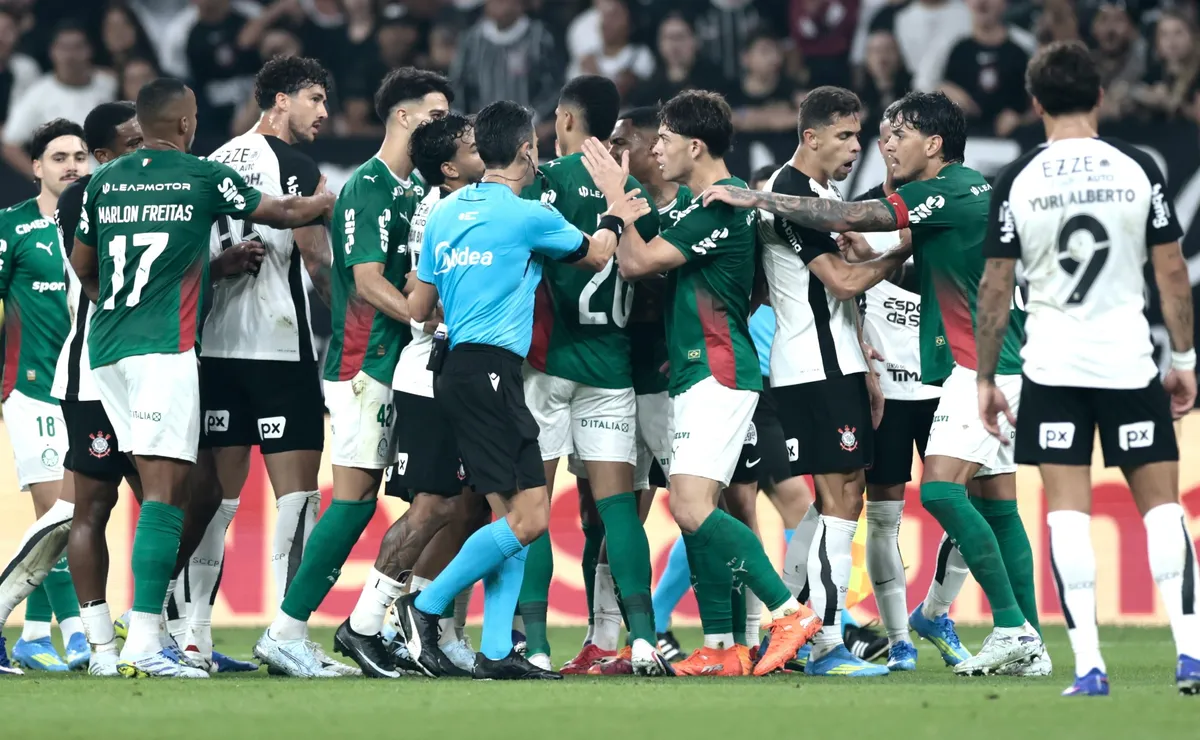 STJD denuncia Palmeiras por confusão contra Corinthians e prevê punição aos envolvidos