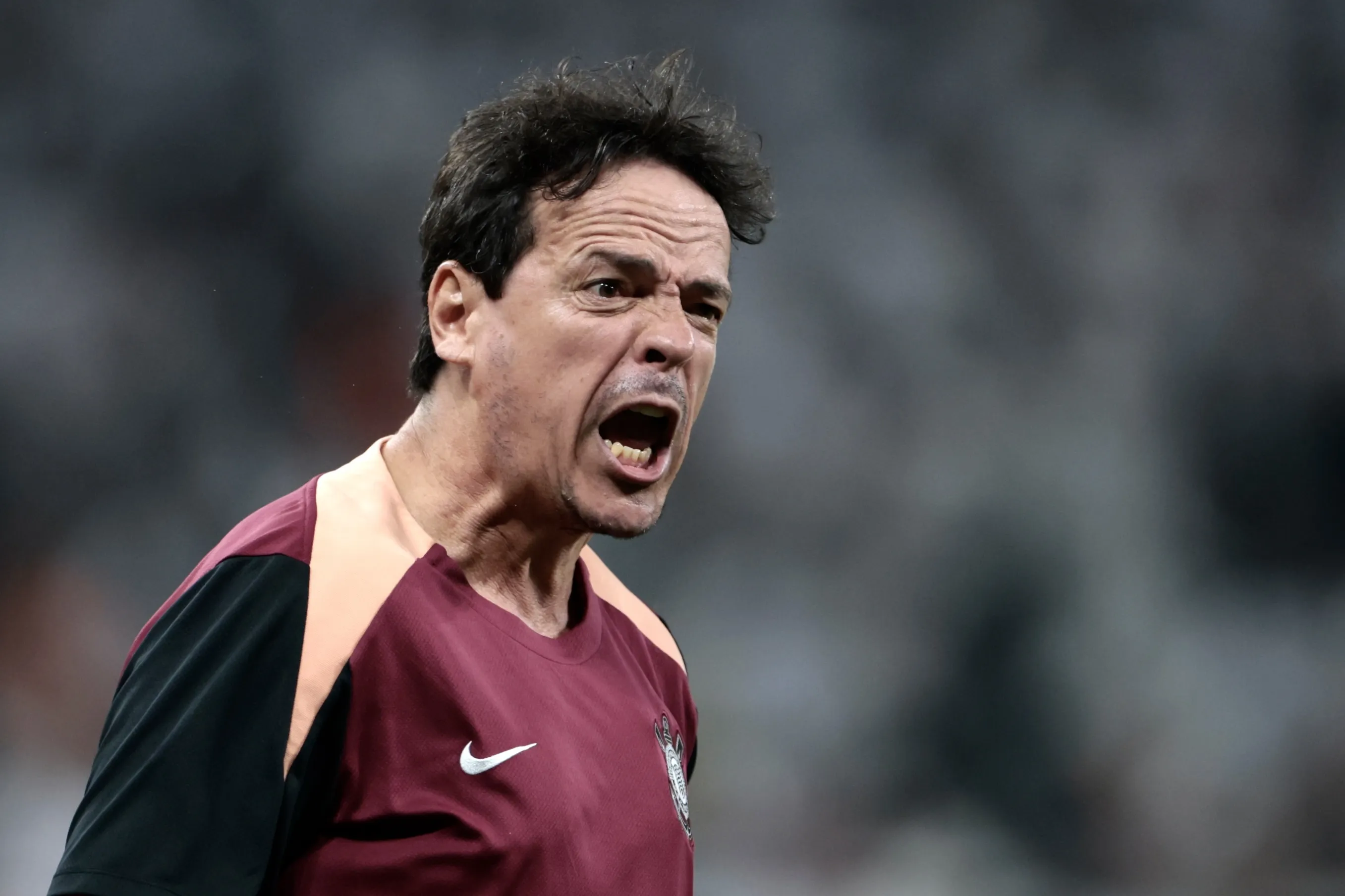 Fernando Diniz tecnico do Corinthians durante partida contra o Palmeiras no estadio Arena Corinthians pelo campeonato Brasileiro A 2026. Foto: Marcello Zambrana/AGIF