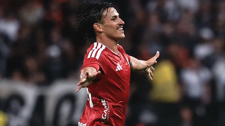 Bernabéi comemora seu gol na vitória do Internacional diante do Corinthians