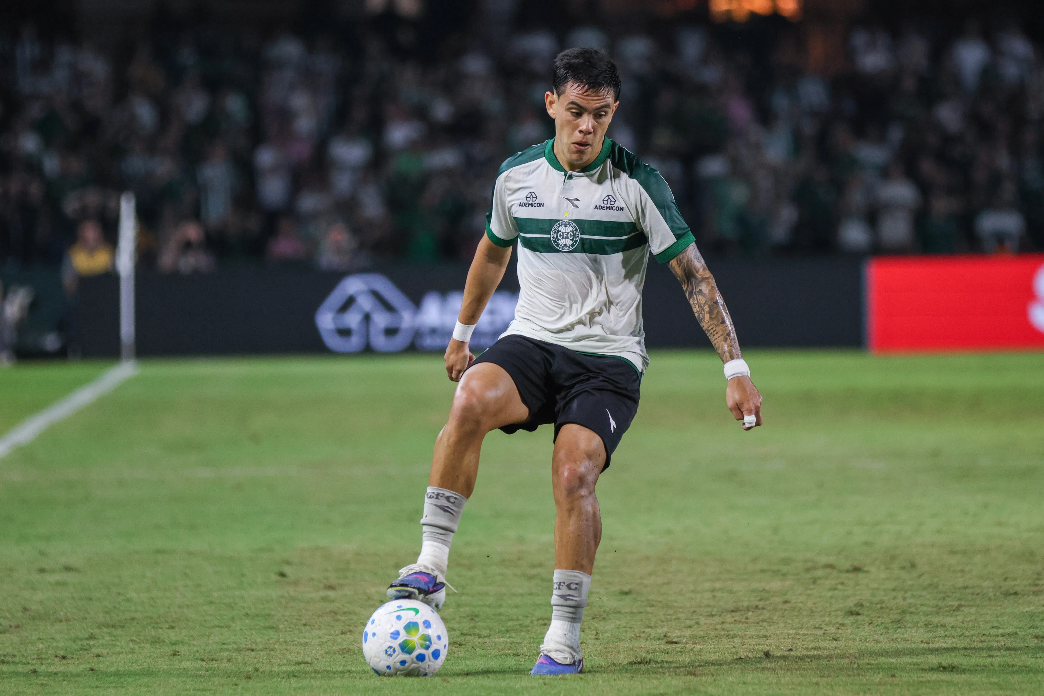 JP Chermont em ação pelo Coritiba. Foto: Robson Mafra/AGIF