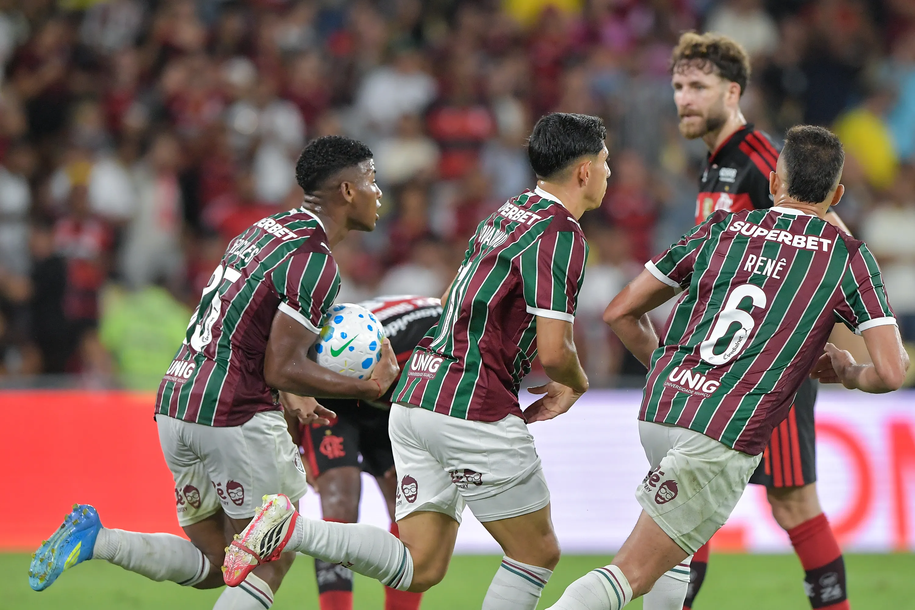 Savarino jogador do Fluminense comemora seu gol durante partida contra o Flamengo no estadio Maracana pelo campeonato Brasileiro A 2026. Foto: Thiago Ribeiro/AGIF