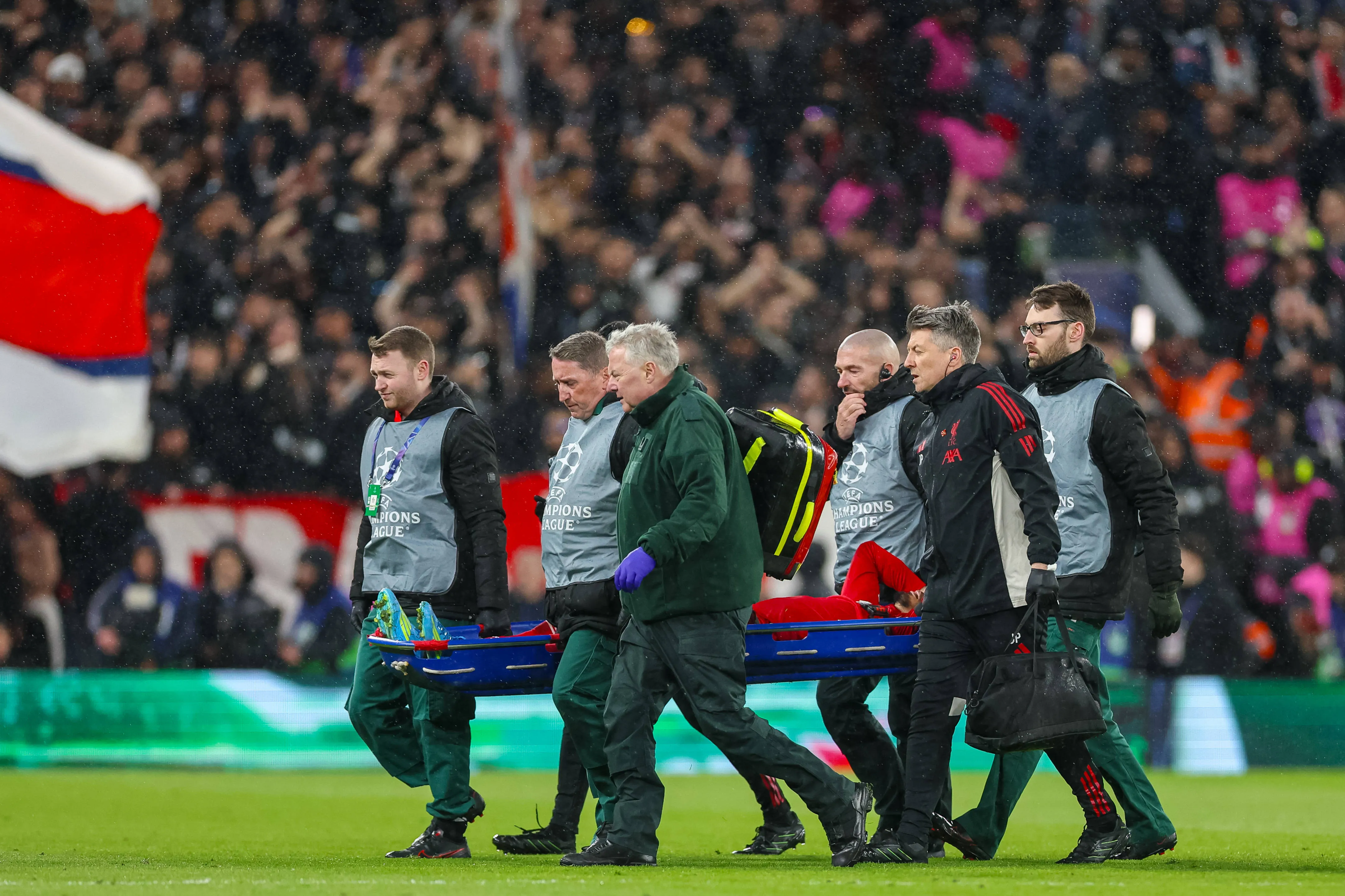 Ekitike saiu de maca ainda no 1º tempo em Anfield durante derrota do Liverpool para o PSG pela Champions – Foto: IMAGO / Propaganda Photo
