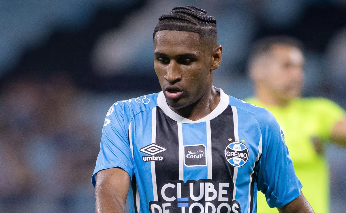 Desempenho de Tetê vira alvo de reclamações no primeiro tempo de Grêmio x Deportivo Riestra: “Muito ruim”