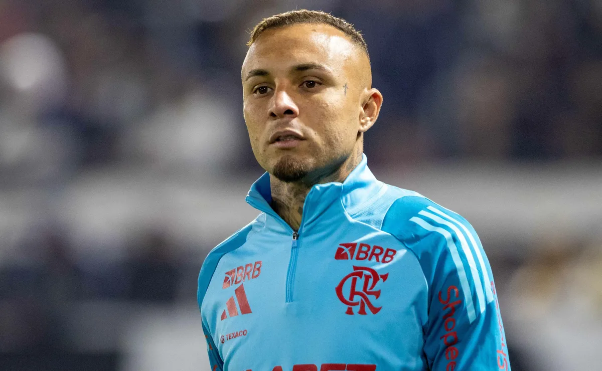 Com Corinthians de olho em Everton Cebolinha, Flamengo cogita o negociar por um valor inferior
