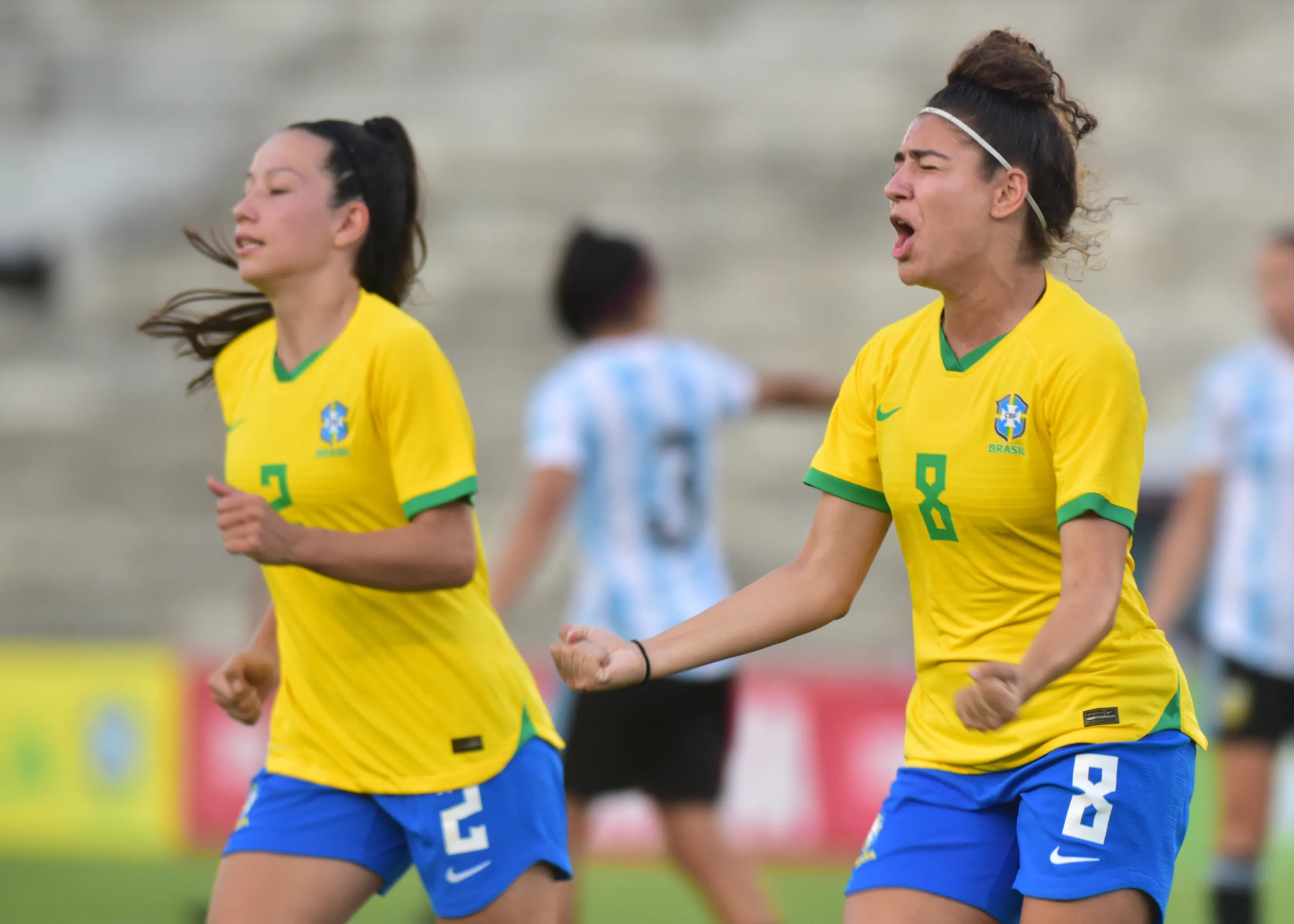 Angelina comemora gol com a Amarelinha. Foto: Josemar Gonçalves/AGIF