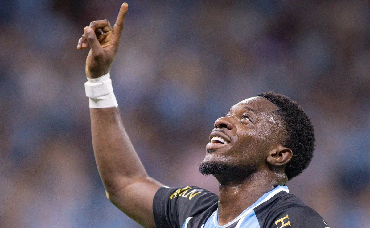 Grêmio vence o Deportivo Riestra com golaço de Amuzu e garante triunfo na Copa Sul-Americana