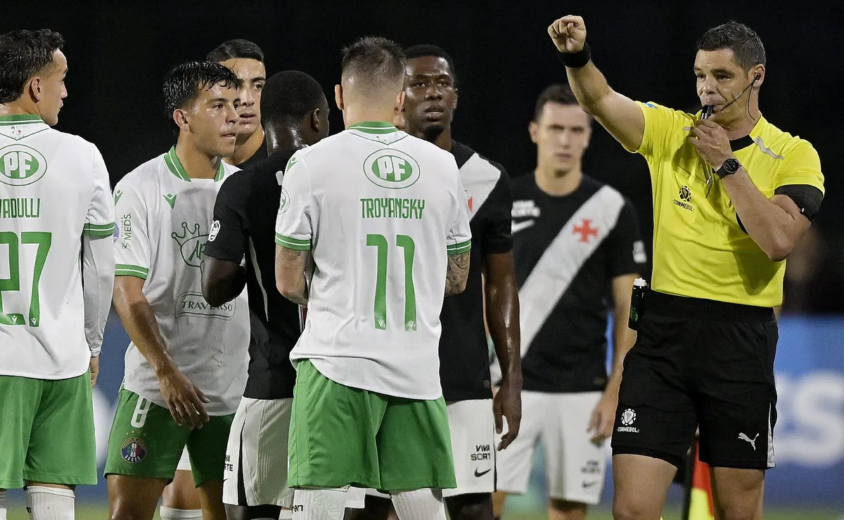 Torcida do Vasco elogia árbitro Hernán Heras e detona VAR após lance polêmico com volante JP