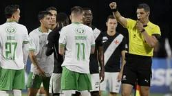 Árbitro Hernán Heras optou por não expulsar volante do Vasco em lance polêmico