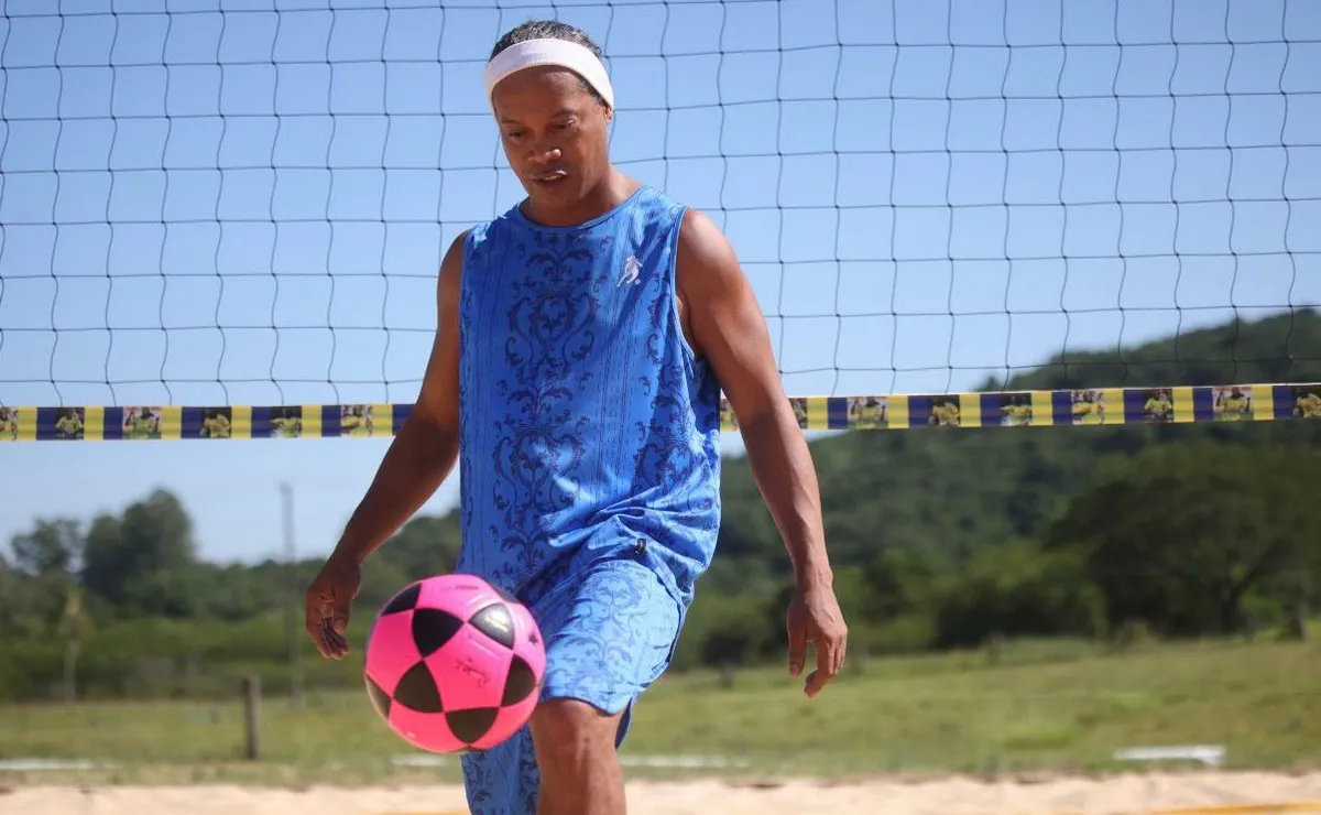 Ronaldinho Gaúcho une futebol e memória afetiva em lançamento de bola oficial em parceria com a Amazon