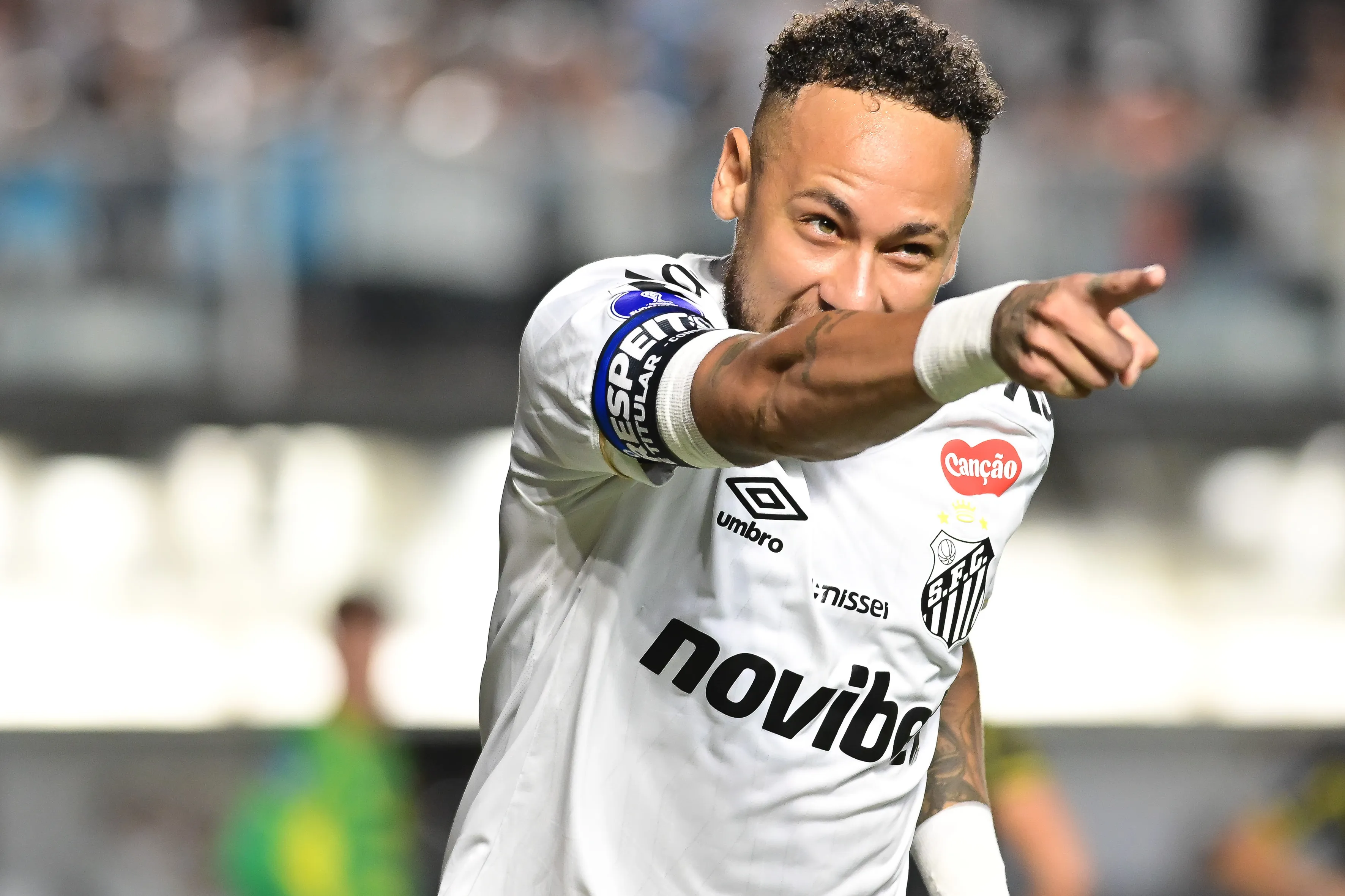 Neymar jogador do Santos comemora seu gol durante partida contra o Deportivo Recoleta no estadio Vila Belmiro pelo campeonato Copa Sul-Americana 2026. Foto: Jota Erre/AGIF