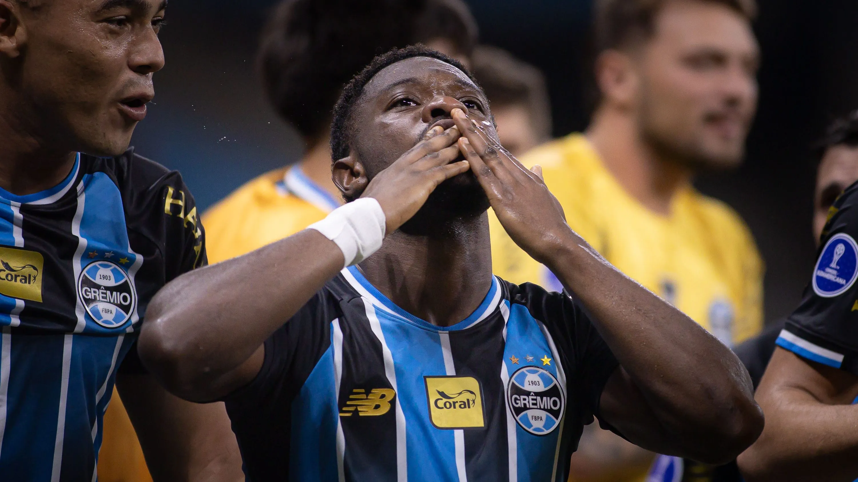 Amuzu salvou o Grêmio contra o Deportivo Riestra na Arena – Foto: Maxi Franzoi/AGIF