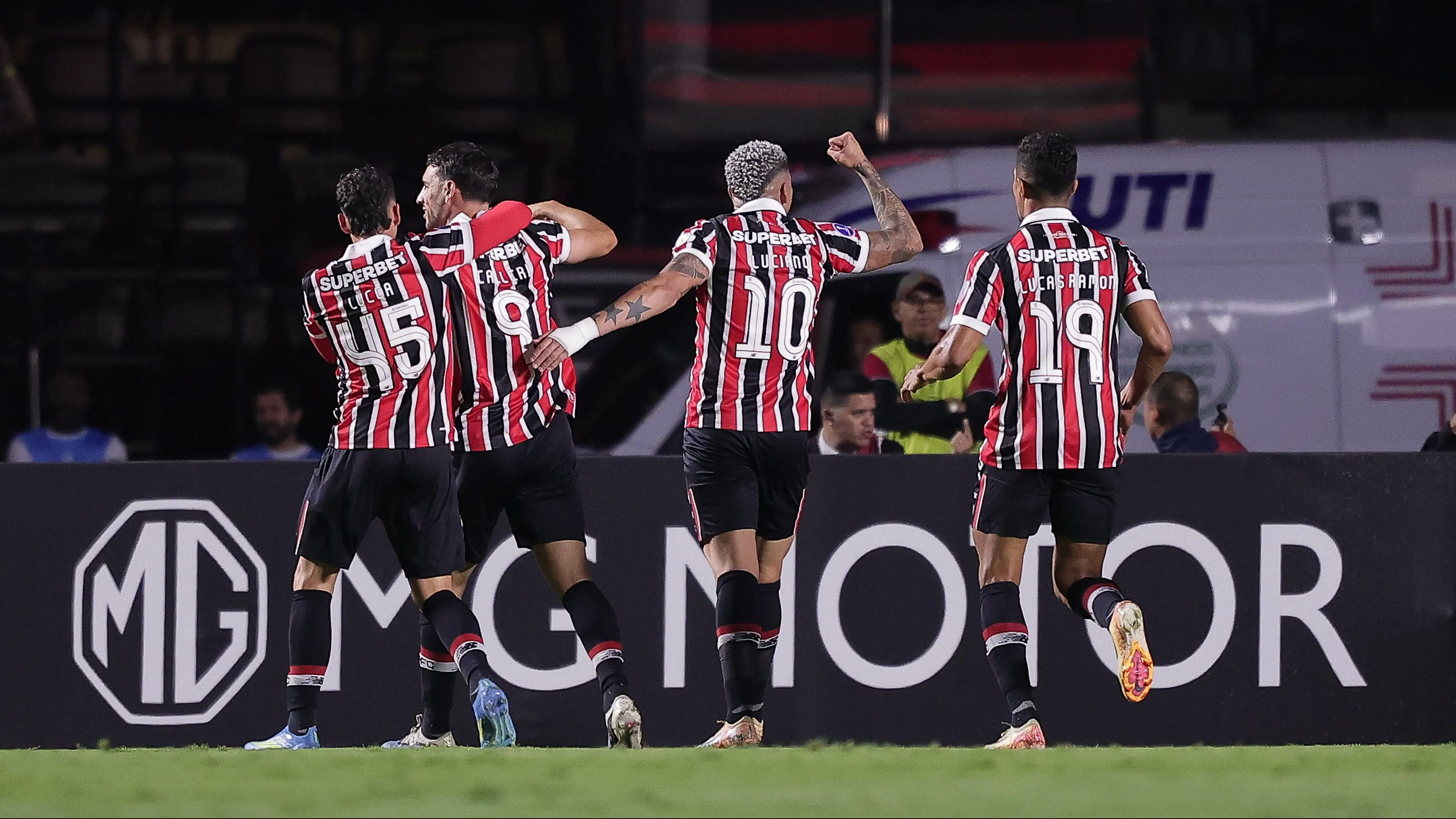 SP – SAO PAULO – 14/04/2026 – COPA SUL-AMERICANA 2026, SAO PAULO X OHIGGINS – Luciano jogador do Sao Paulo comemora seu gol durante partida contra o OHiggins no estadio Morumbi pelo campeonato Copa Sul-Americana 2026. Foto: Ettore Chiereguini/AGIF