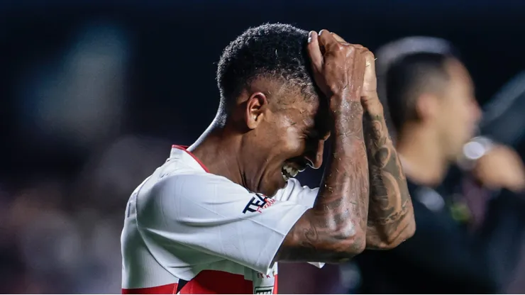Marcos Antonio jogador do Sao Paulo lamenta durante partida contra o Cruzeiro no estadio Morumbi pelo campeonato Brasileiro A 2026.