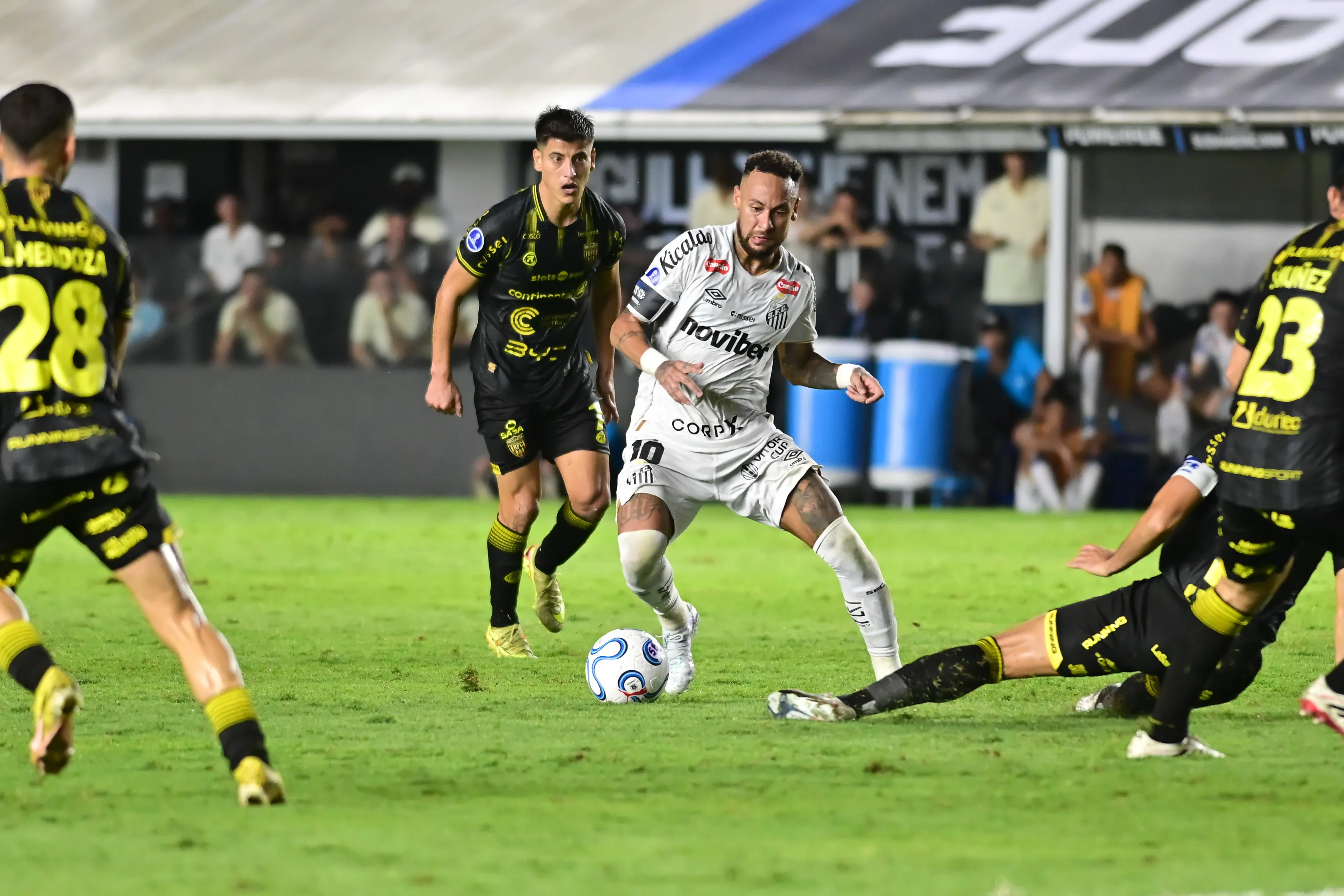 Neymar durante a partida contra o Recoleta. Foto: Jota Erre/AGIF