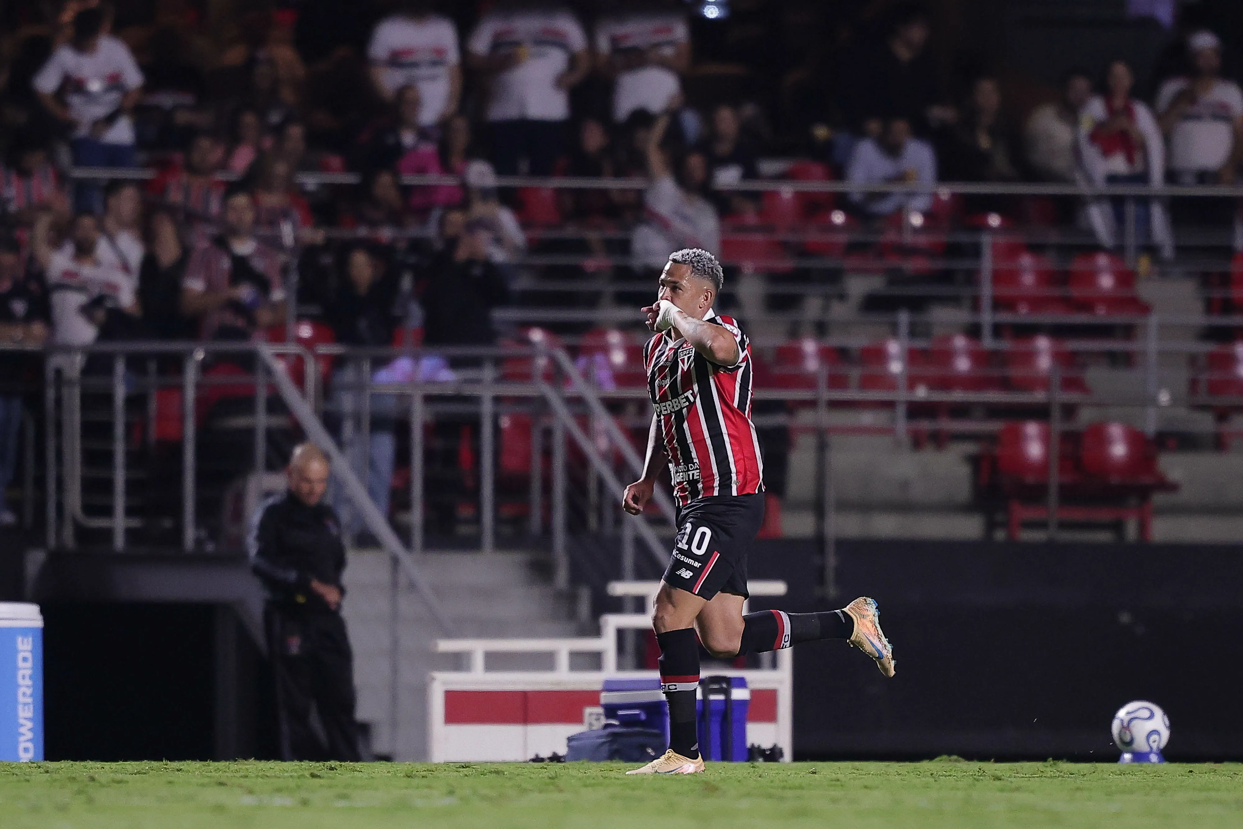 Luciano comemora seu gol pela Sul-Americana. Foto: Ettore Chiereguini/AGIF