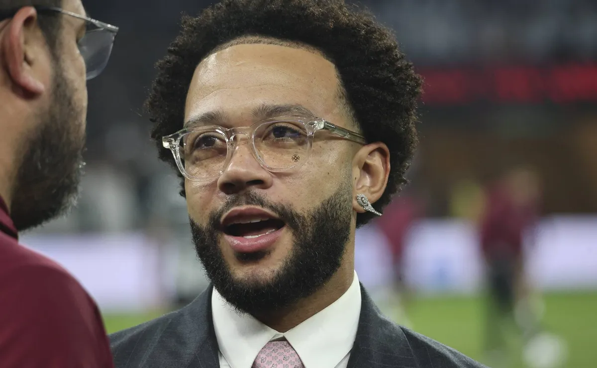 Memphis Depay irrita o Corinthians ao descumprir cronograma de recuperação e amplia tensão interna