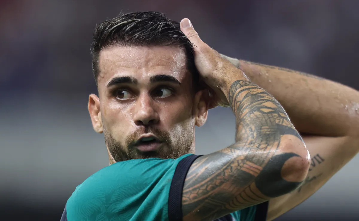 Felipe Vizeu, ex-Flamengo, critica gramado sintético antes de Palmeiras x Sporting Cristal (PER) pela Libertadores