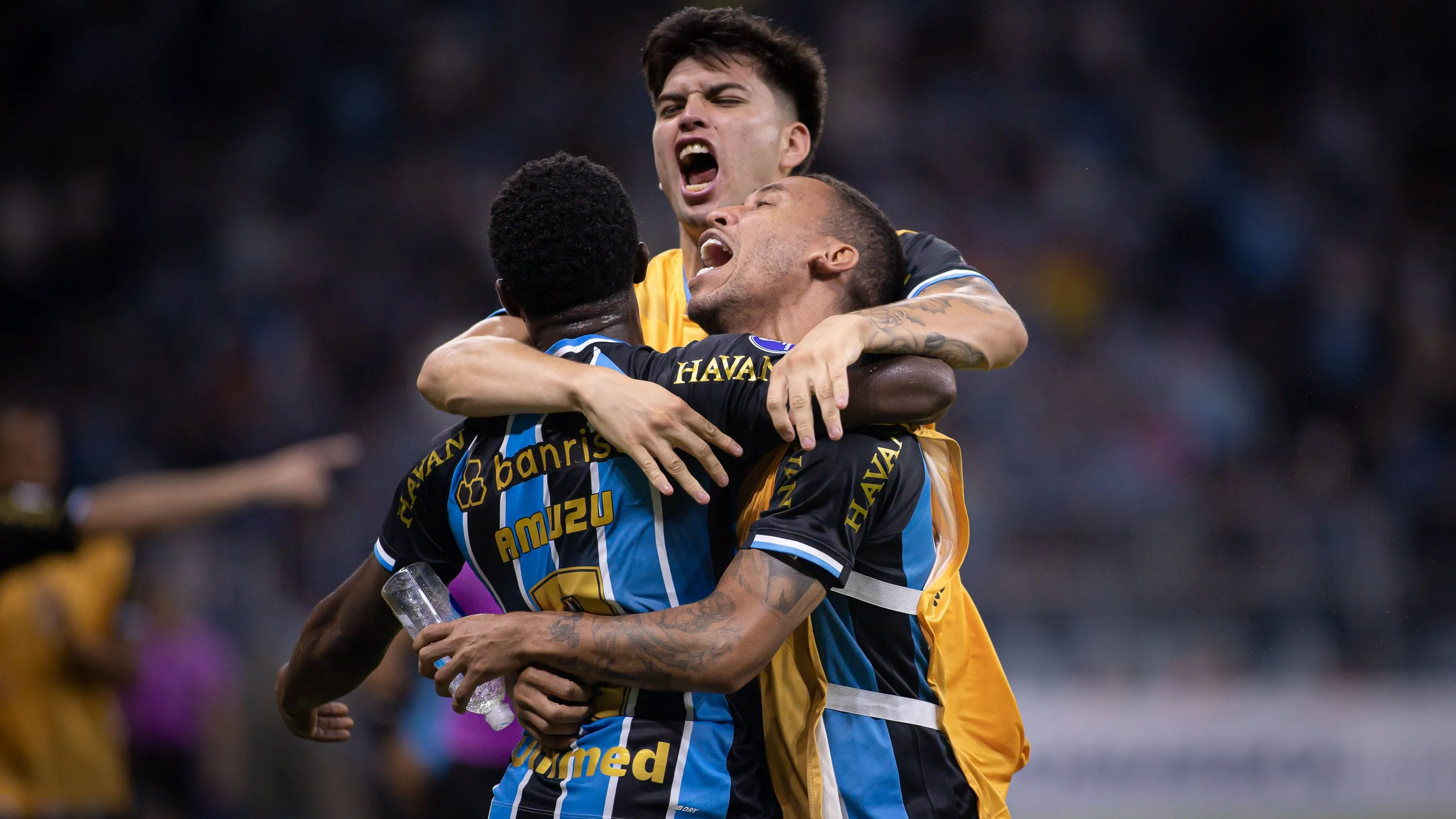Francis Amuzu comemora seu gol durante partida contra o Deportivo Riestra pela Copa Sul-Americana 2026. Foto: Maxi Franzoi/AGIF
