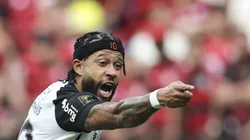 Depay durante partida contra o Flamengo, em Brasília.