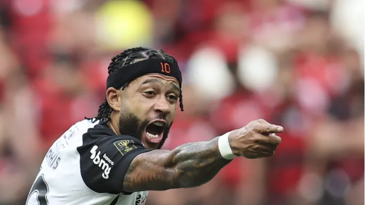 Depay durante partida contra o Flamengo, em Brasília.