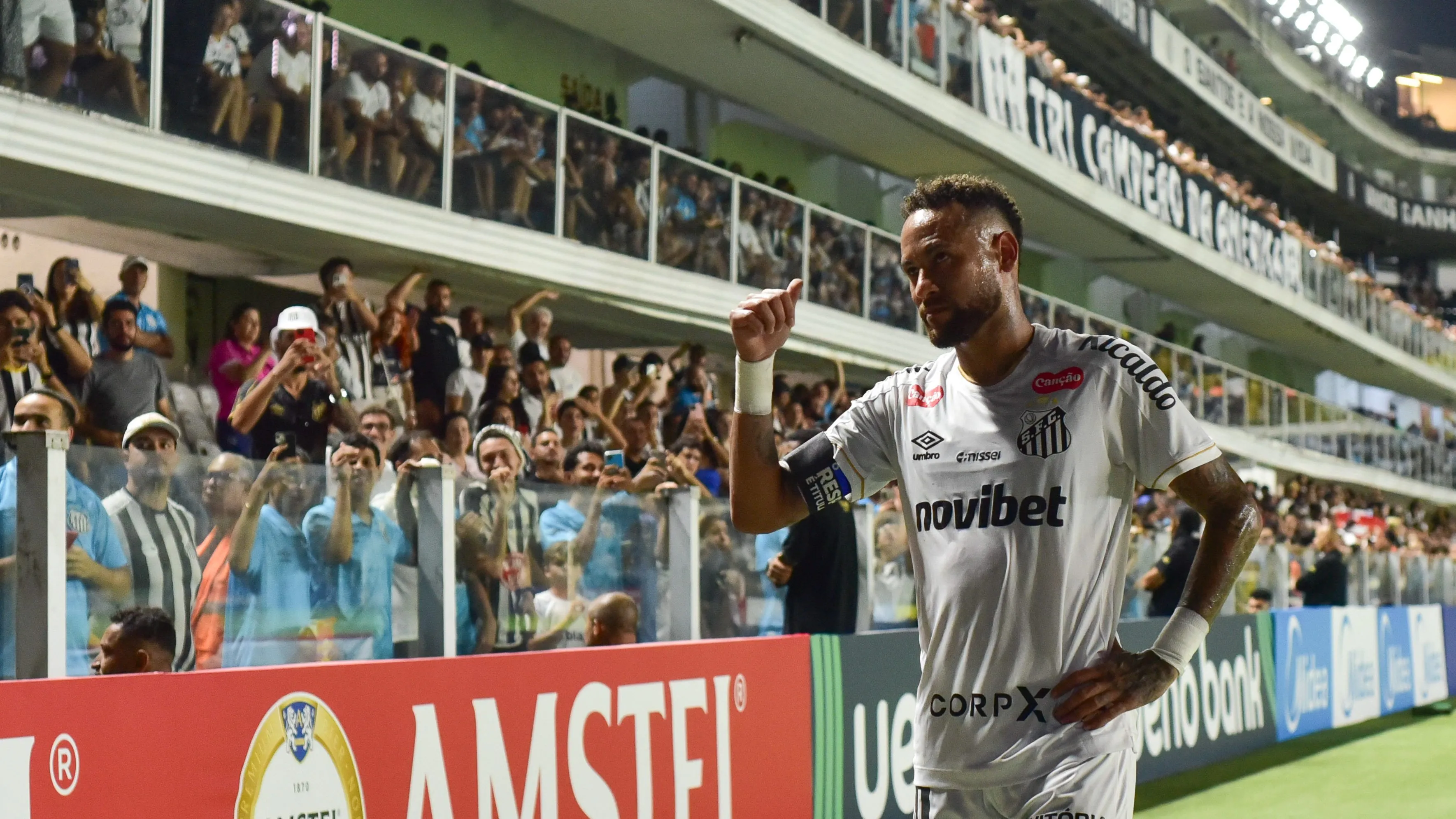 Neymar foi elogiado por uns e criticado por outros - Foto: Jota Erre/AGIF.