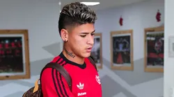 Jorge Carrascal jogador do Flamengo durante viagem com a delegação