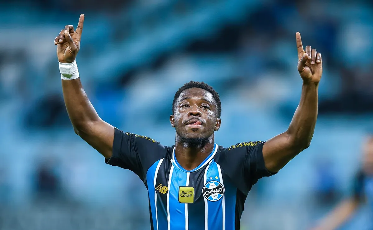 Amuzu supera concorrência na Série A e atacante do Grêmio se torna ponta mais artilheiro do Brasil