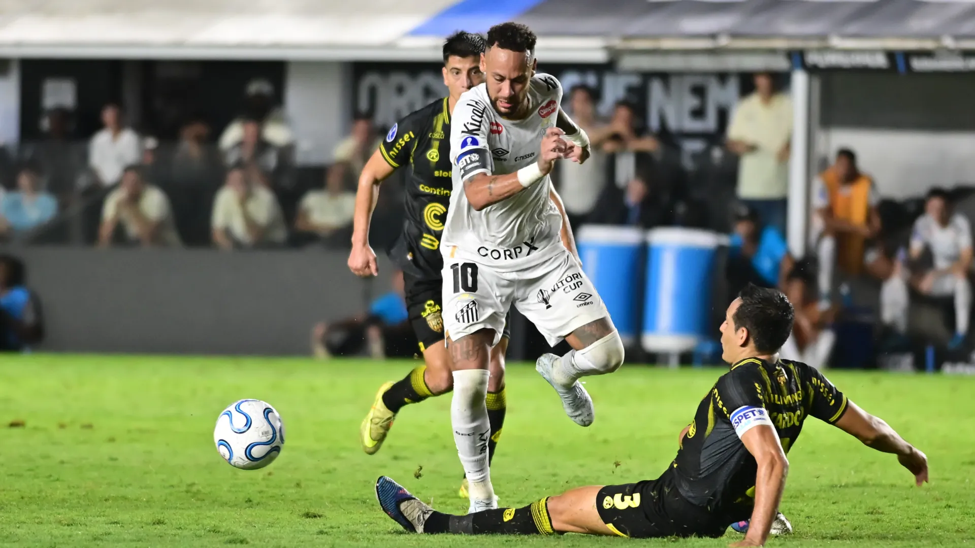 Neymar durante a partida entre Santos x Recoleta – Foto: Jota Erre/AGIF