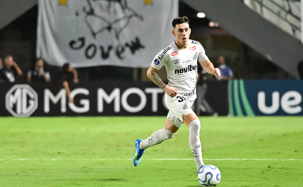 Santos avalia renovar com Escobar, mas divisão interna coloca permanência do lateral em dúvida