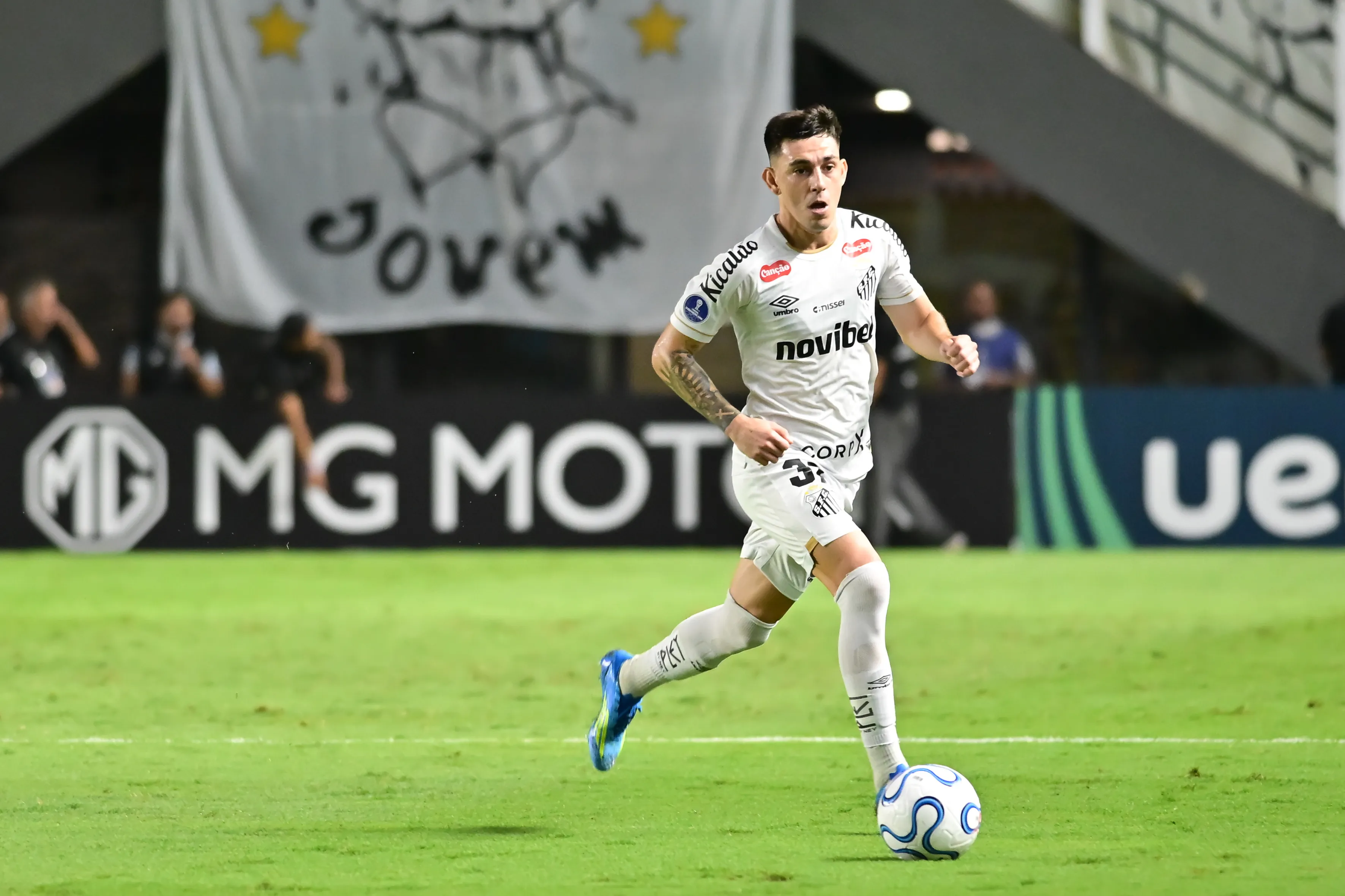 Escobar foi um dos piores em campo contra o Recoleta e, suspenso, será substituído por Rafael Gonzaga contra o Fluminense – Foto: Jota Erre/AGIF