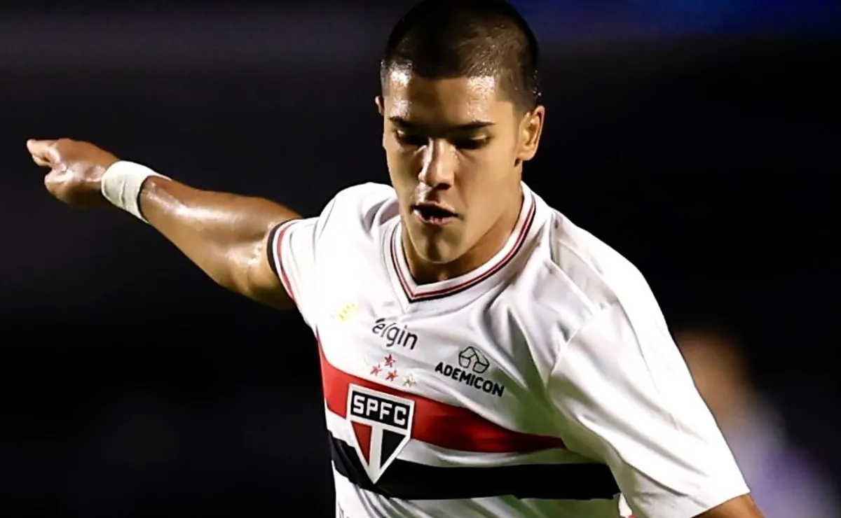 Nicolas busca nova chance após perder espaço no São Paulo e recebe elogios de Roger