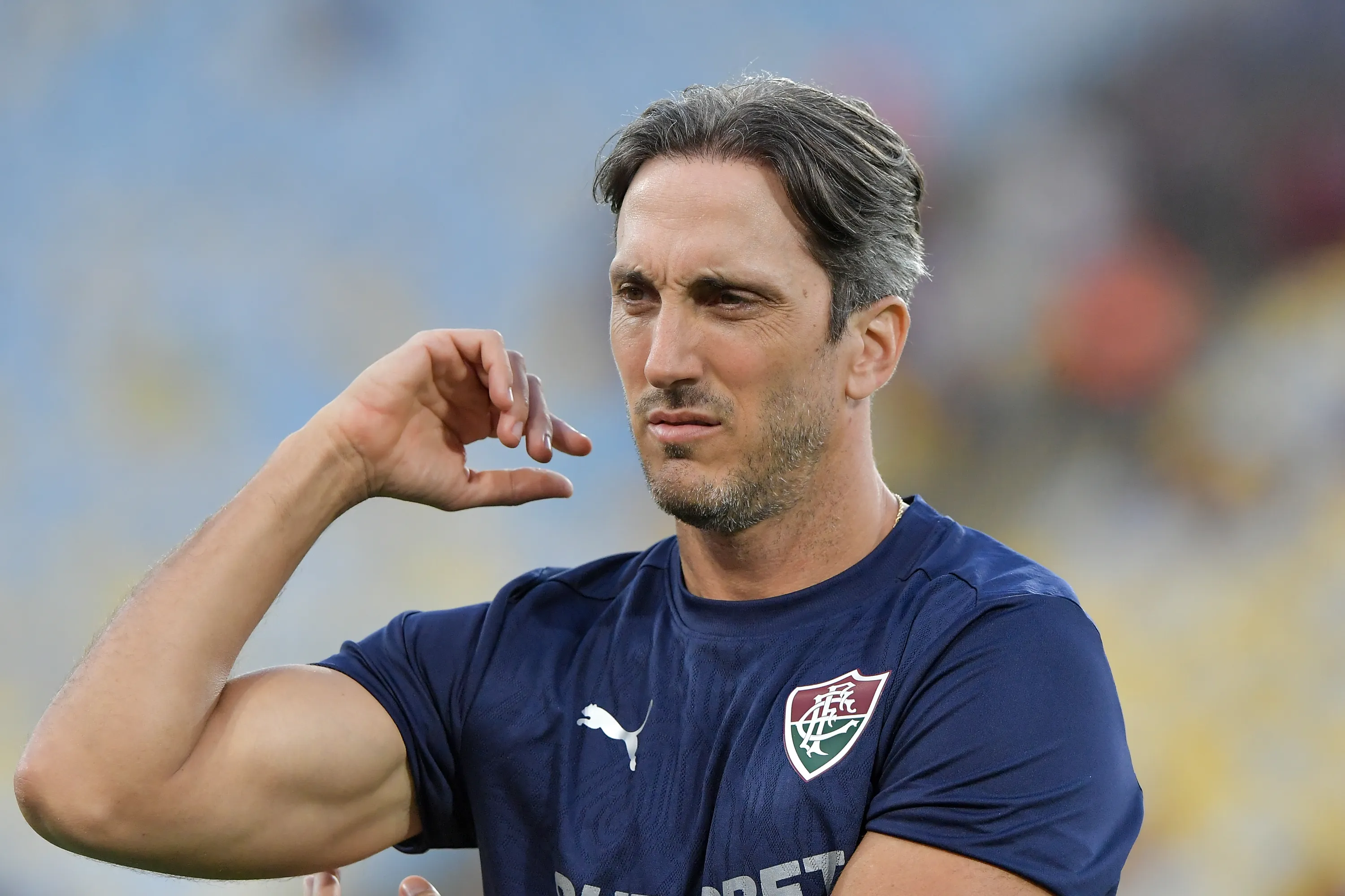 Luis Zubeldia tecnico do Fluminense durante partida contra o Flamengo no estadio Maracana pelo campeonato Brasileiro A 2026. Foto: Thiago Ribeiro/AGIF