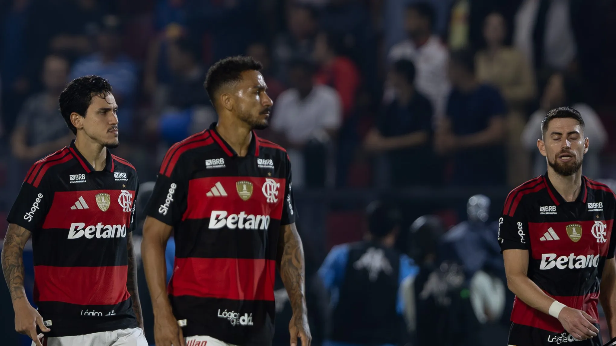 Foto: Joisel Amaral/AGIF – Danilo ao lado de Jorginho e Pedro em derrota do Flamengo.