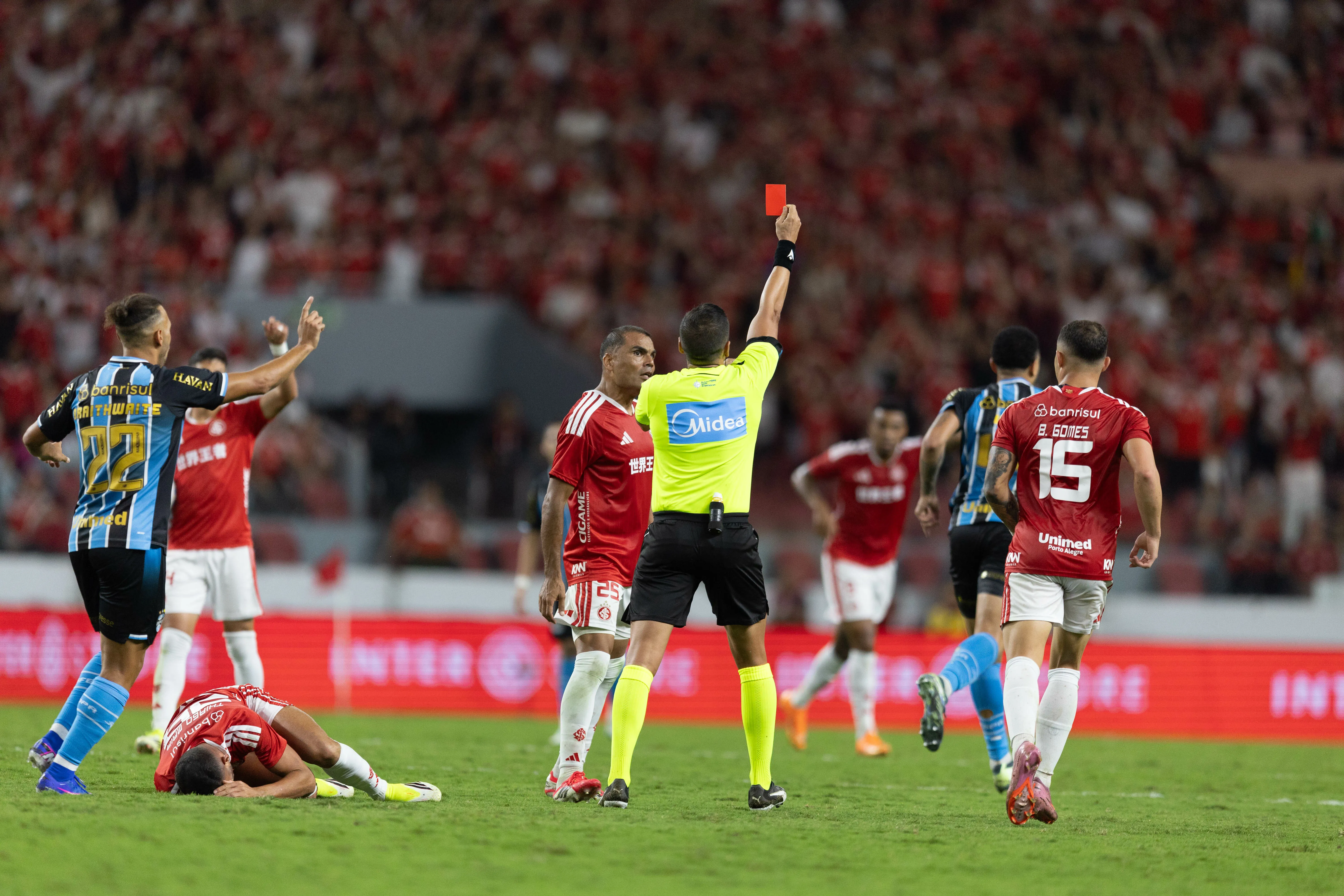 Zagueiro gremista pode se dar mal e STJD denunciou Viery após expulsão no Gre-Nal – pena pode chegar a 12 jogos de suspensão – Foto: Liamara Polli/AGIF
