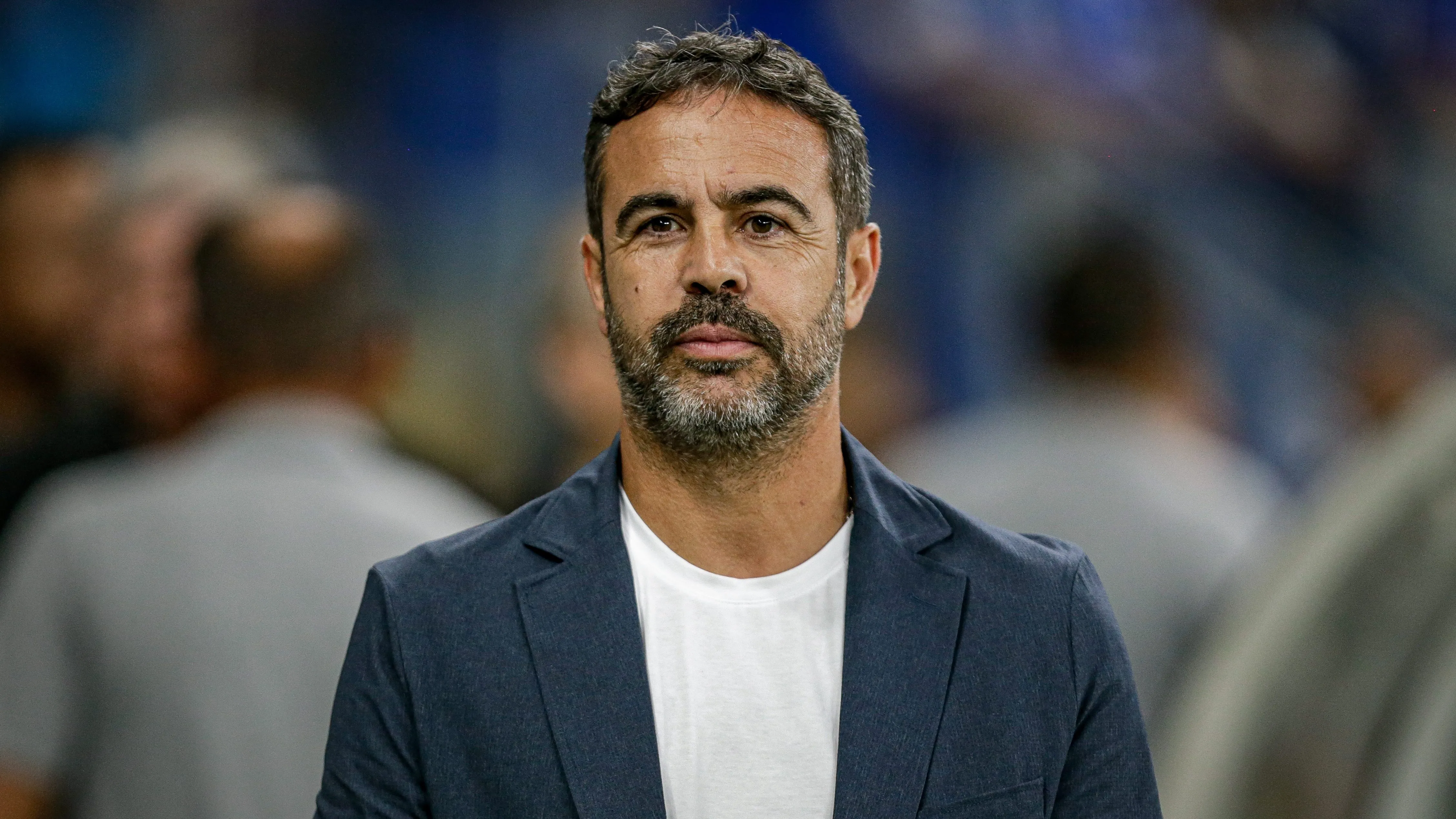 MG – BELO HORIZONTE – 12/04/2026 – BRASILEIRO A 2026, CRUZEIRO X BRAGANTINO – Arthur Jorge tecnico do Cruzeiro durante partida contra o Bragantino no estadio Mineirao pelo campeonato Brasileiro A 2026. Foto: Fernando Moreno/AGIF