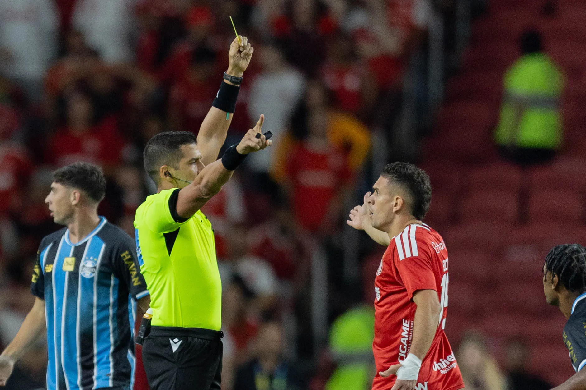 Borre jogador do Internacional recebe cartao amarelo do arbitro durante partida contra o Gremio no estadio Beira-Rio pelo campeonato Brasileiro A 2026. Foto: Liamara Polli/AGIF