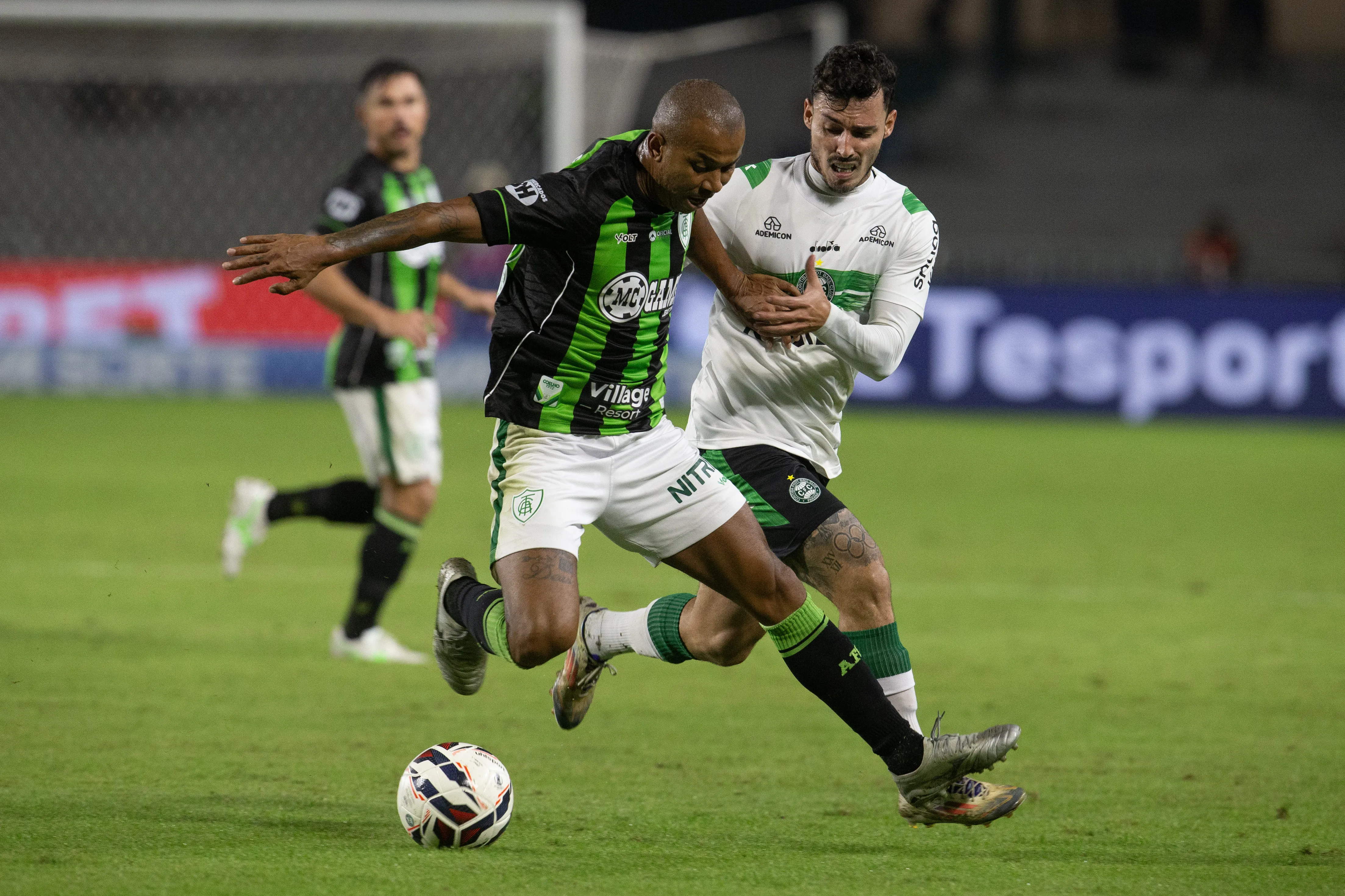 Zeca jogador do Coritiba disputa lance com Mariano jogador do America-MG. Foto: Hedeson Alves/AGIF