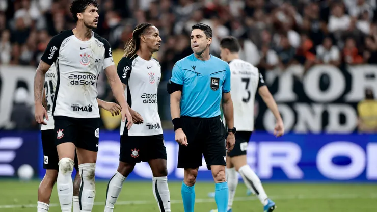 O arbitro Flavio Rodrigues de Souza durante partida entre Corinthians e Palmeiras no estadio Arena Corinthians pelo campeonato Brasileiro A 2026. Foto: Marcello Zambrana/AGIF