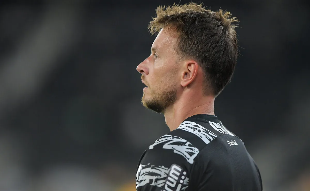 Torcedores do Botafogo criticam atuação do goleiro Neto diante do Racing: “É gol tomado”