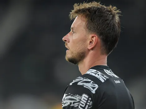 Neto é criticado pela torcida do Botafogo em duelo contra o Racing