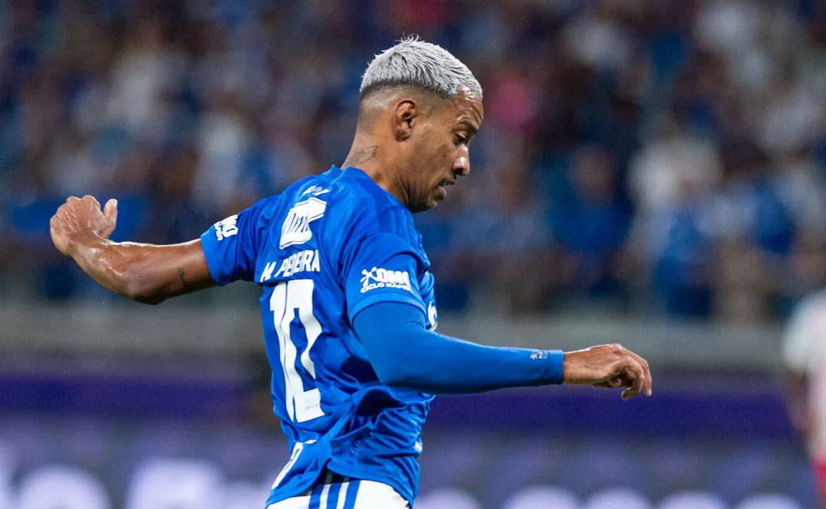 Matheus Pereira vem sendo ‘caçado’ e está sofrendo muitas faltas contra a Universidad Católica