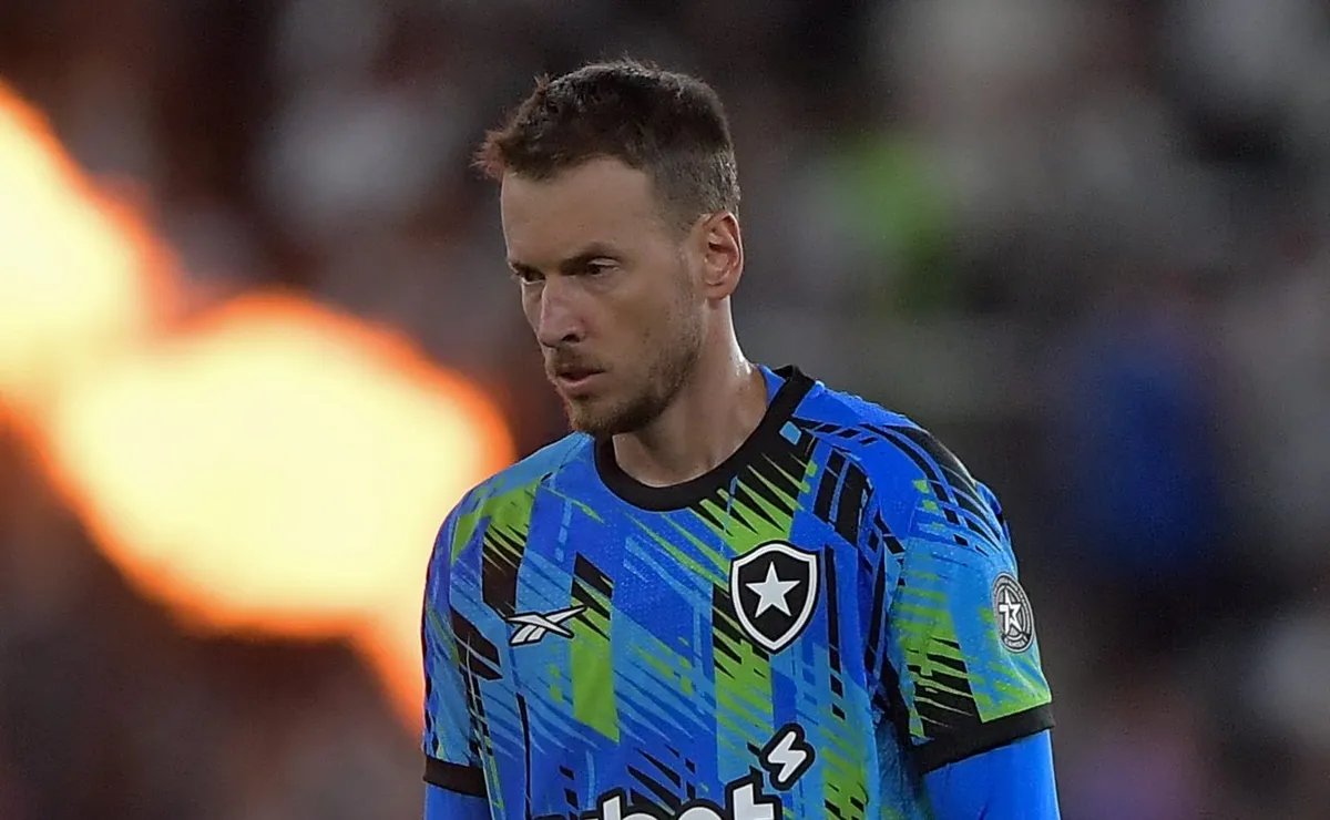 Torcida do Botafogo critica Neto após gol de empate do Racing na Sul-Americana: “Não tem reflexo”