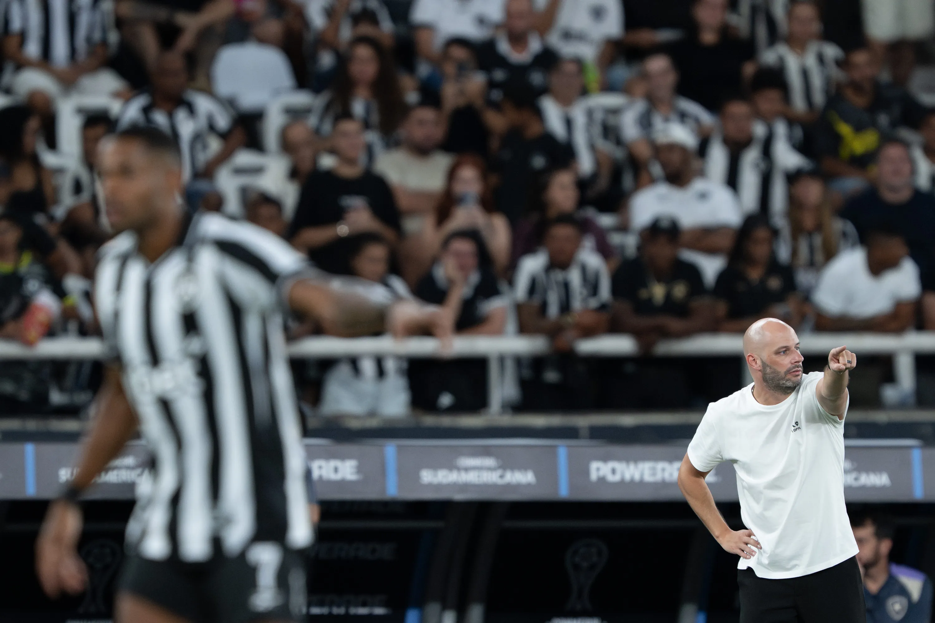 RJ – RIO DE JANEIRO – 09/04/2026 – COPA SUL-AMERICANA 2026, BOTAFOGO X CARACAS – Franclim Carvalho tecnico do Botafogo durante partida contra o Caracas no estadio Engenhao pelo campeonato Copa Sul-Americana 2026. Foto: Jorge Rodrigues/AGIF